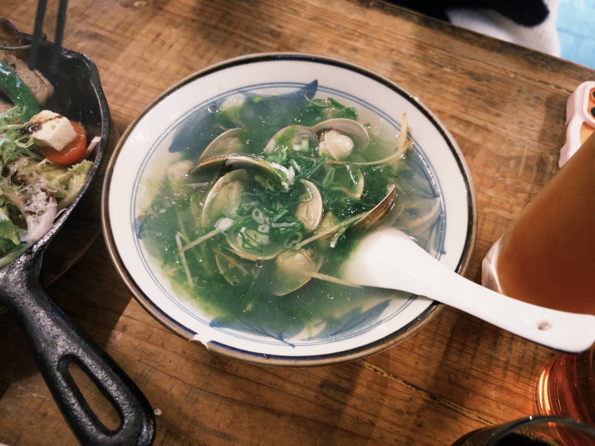 撒滿蔥花的清透蛤蜊湯