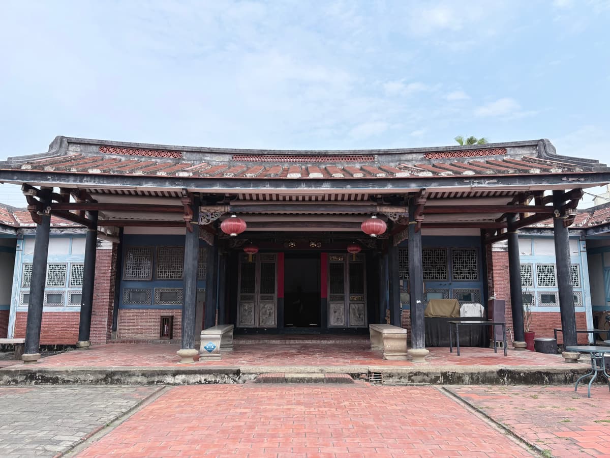 宮保第的護龍與廊柱,紅磚院落在天光下往兩側延伸