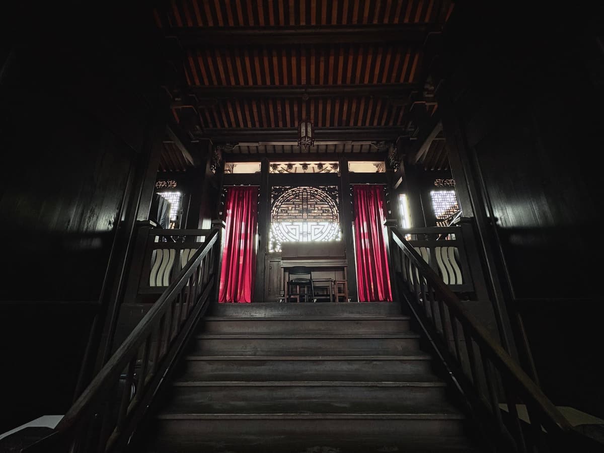 戲台後台,兩側紅布帘與通往台前的階梯