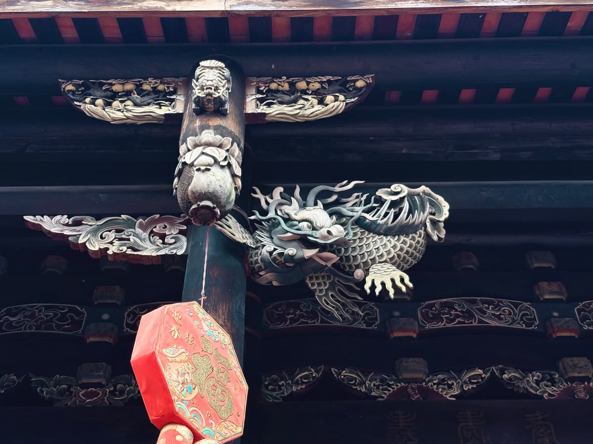 屋簷下的木雕吊筒與彩繪構件