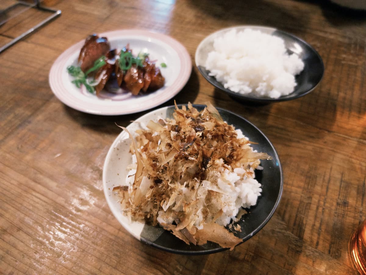 貓飯:白飯上鋪滿現刨柴魚片,佐一盤煎香腸