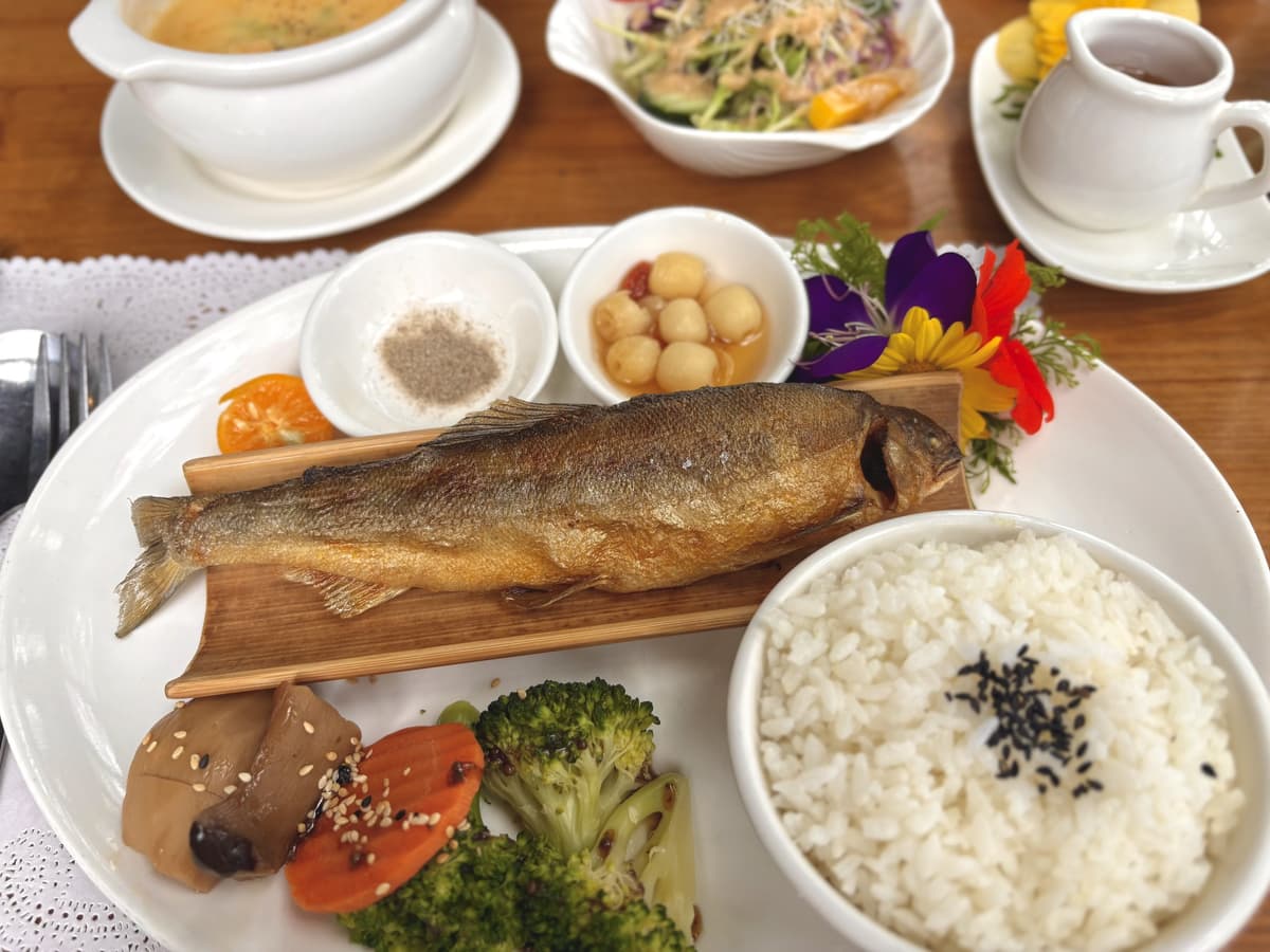 乾煎香魚套餐,附白飯、湯品、沙拉與小菜