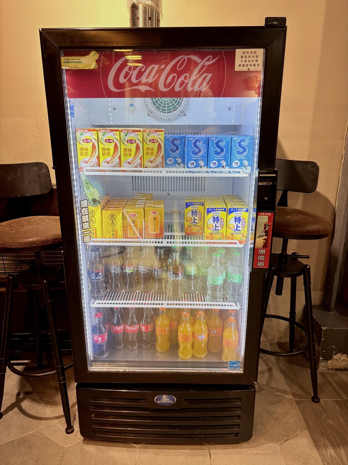 店內的飲料冰櫃