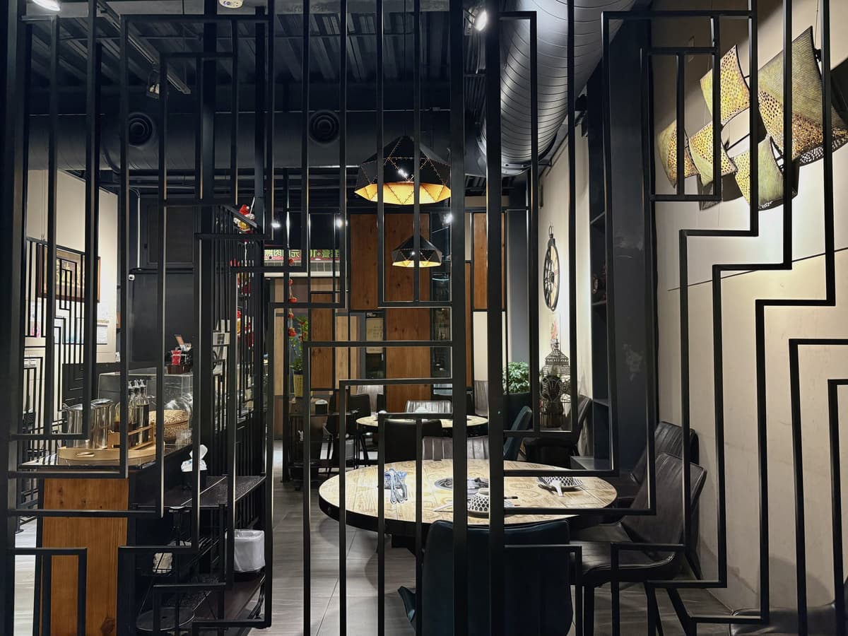 店內的鐵件格柵屏風與吊燈