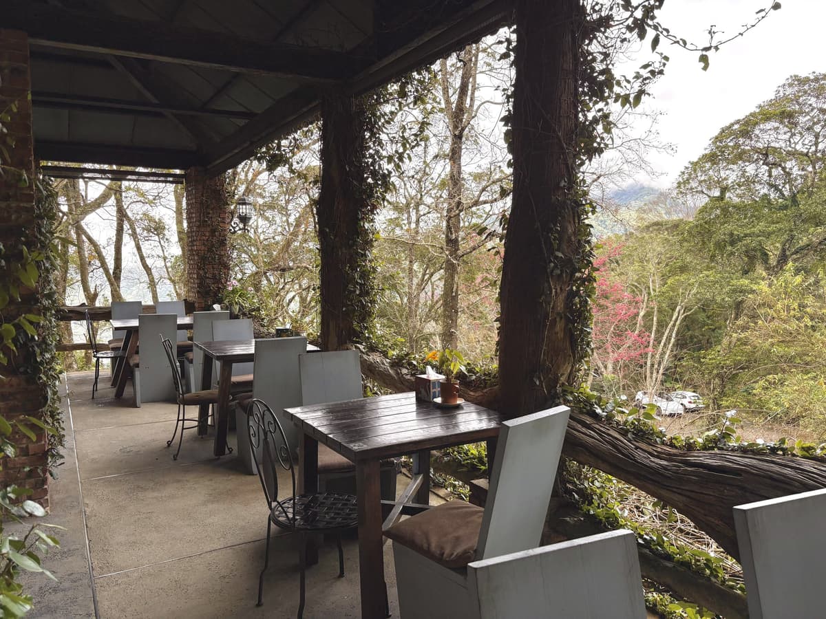 半戶外用餐區,桌椅沿著廊道排開,望出去是層層山景