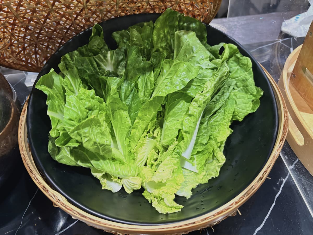 竹籃盛裝的新鮮生菜