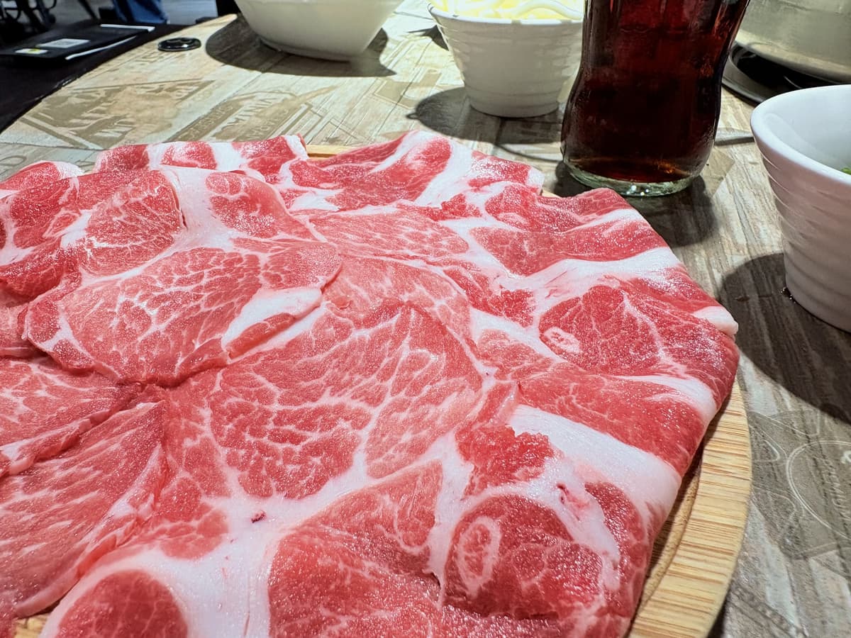 梅花豬肉片,切得頗厚、油花分佈均勻