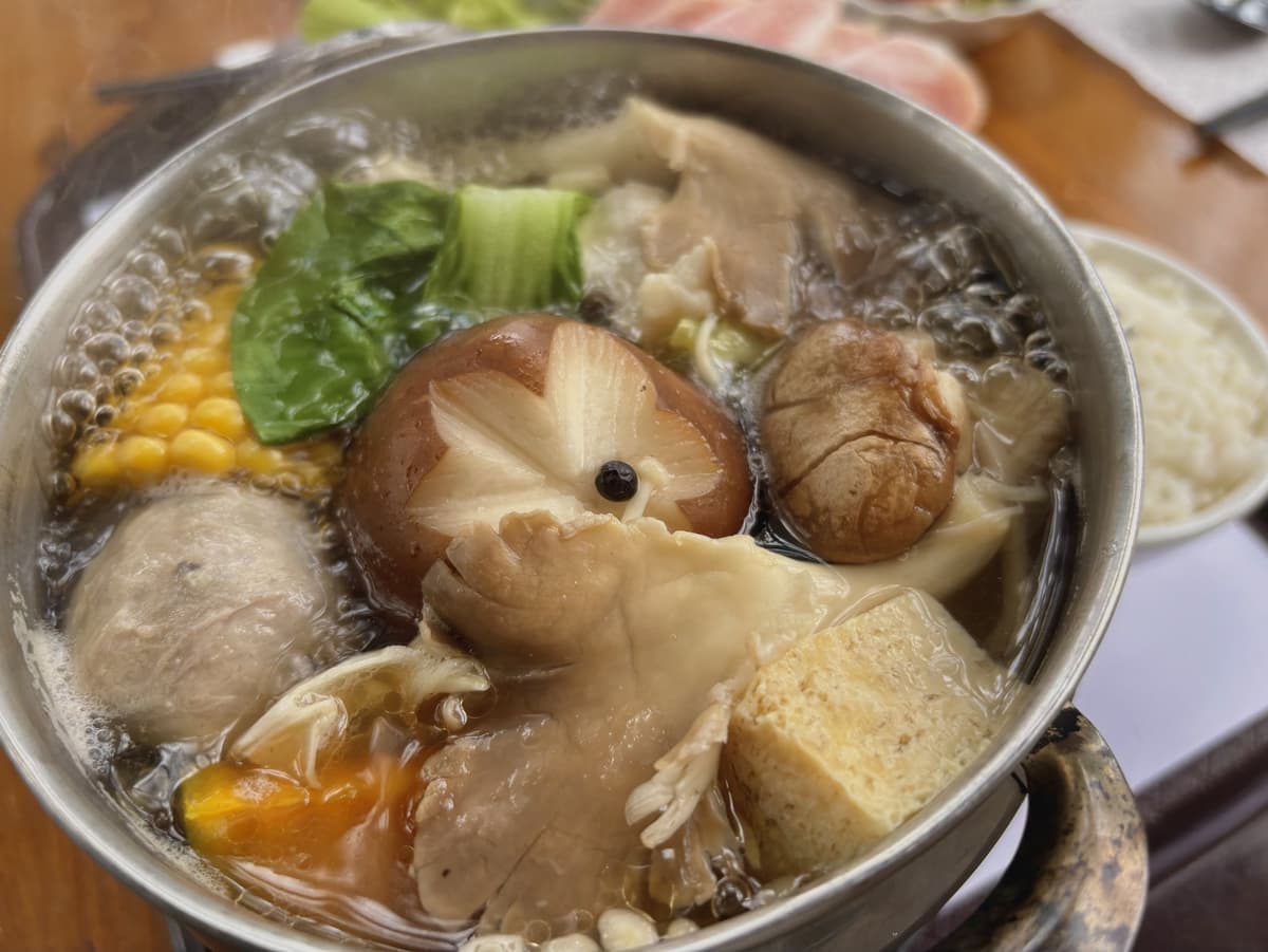 拉號花園的馬告火鍋,湯裡有香菇、玉米、豆腐與時蔬